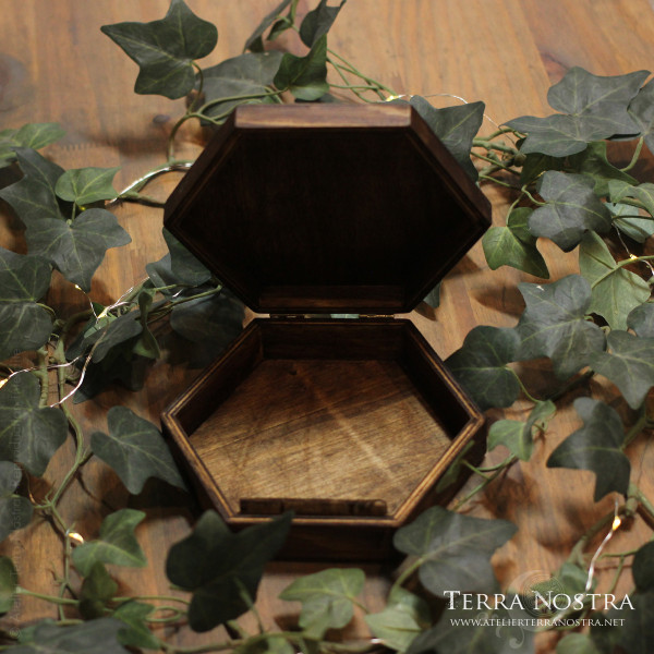 Coffret celtique hexagonal « Gardien » en bois de sapin