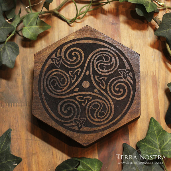 Coffret hexagonal avec triskèle "Celtic mist" en bois de sapin