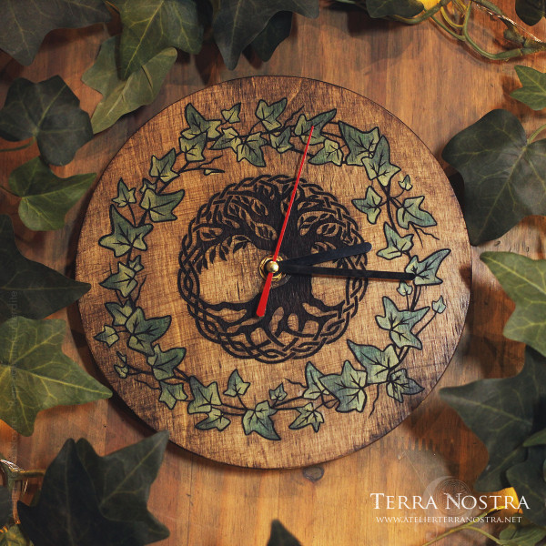 Horloge en bois gravé — "Arbre de vie"