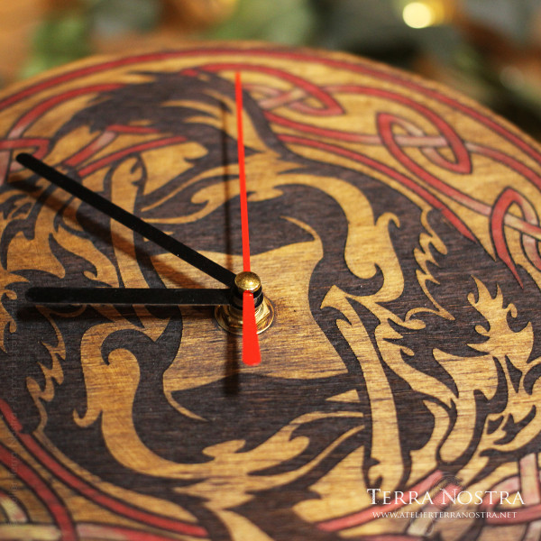 Horloge en bois gravé — "La Ronde Sauvage"