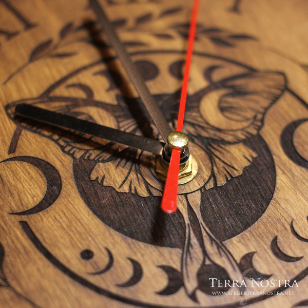 Horloge en bois gravé — "Luna"