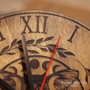 Engraved wooden clock — "Luna"