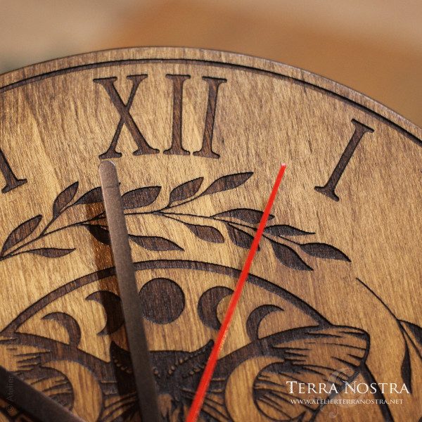 Horloge en bois gravé — "Luna"
