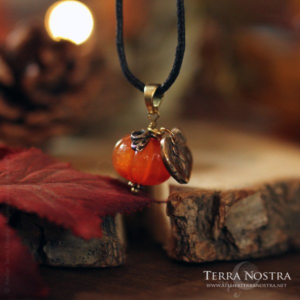 Pendentif citrouille "Harvest" en cornaline et bronze