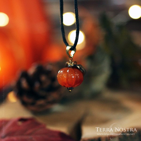 Pendentif citrouille "Harvest" en cornaline et bronze