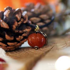 Pendentif citrouille "Harvest" en cornaline et bronze — avec feuille