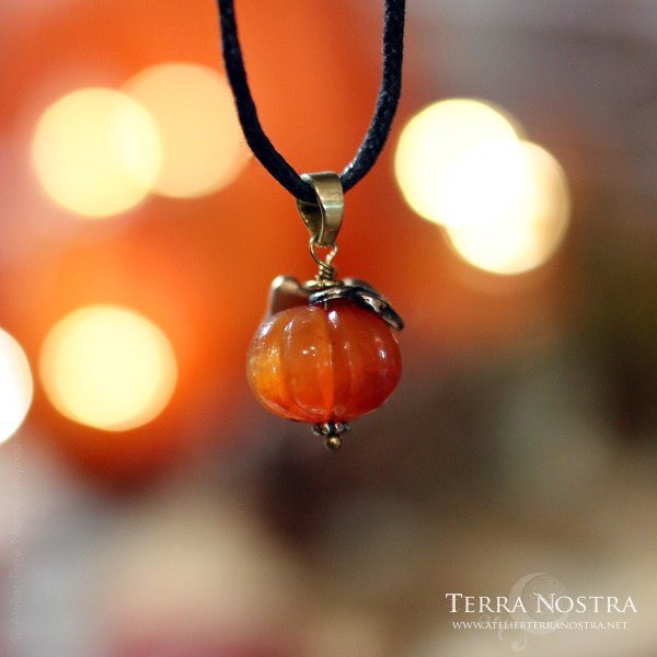 Pendentif citrouille "Harvest" en cornaline et bronze