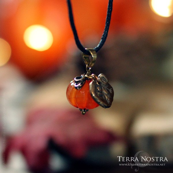 Pendentif citrouille "Harvest" en cornaline et bronze