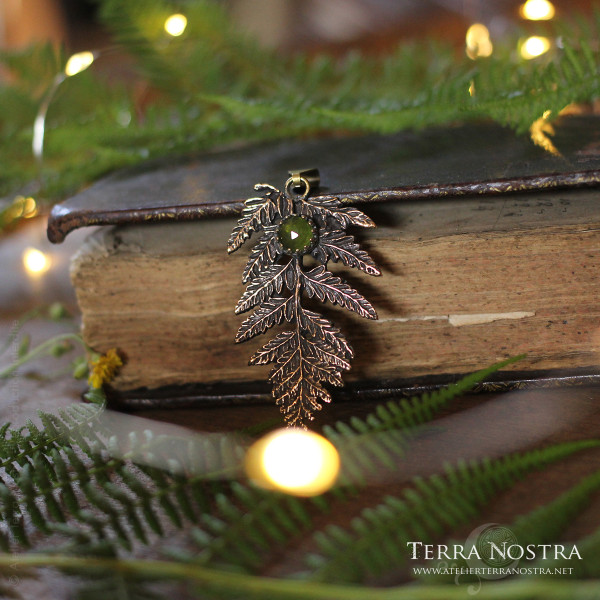 "Alessa" fern pendant with green garnet