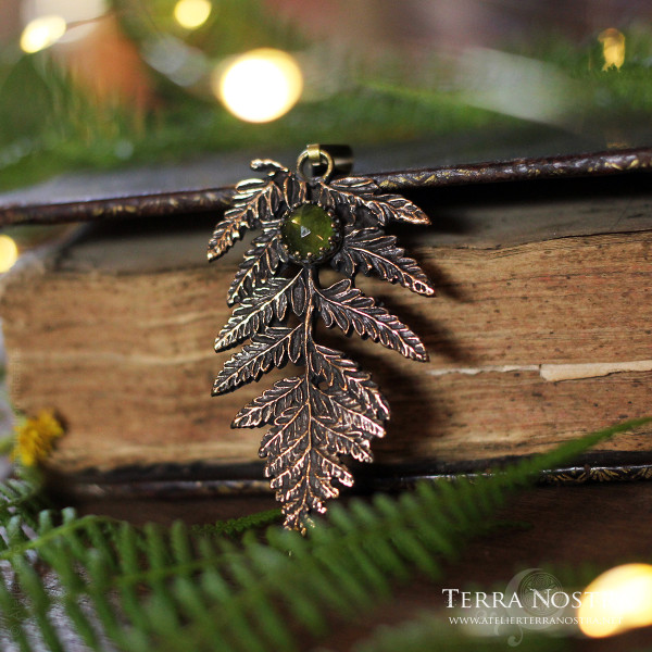 "Alessa" fern pendant with green garnet