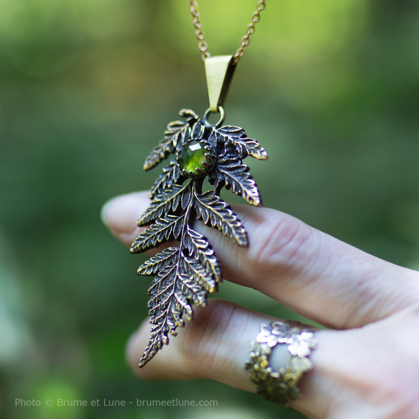 "Alessa" fern pendant with green garnet