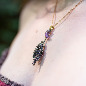 "Meio" lavender pendant with faceted amethyst