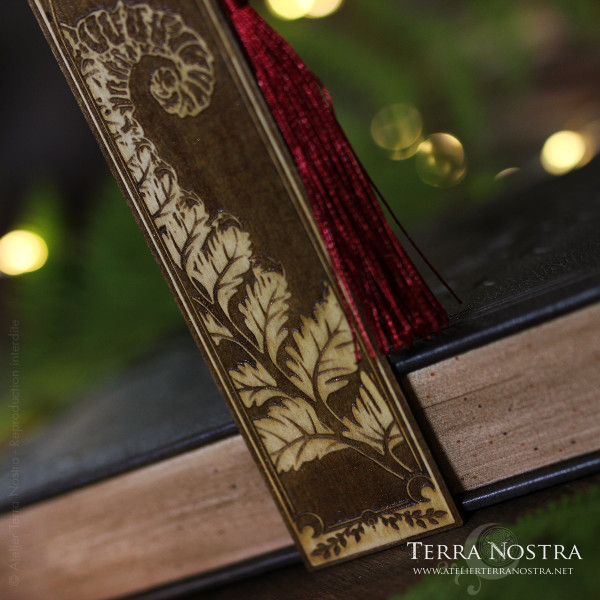 "Alessa" wooden bookmark