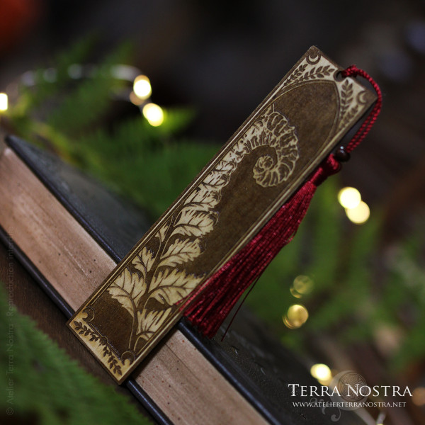 "Alessa" wooden bookmark