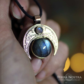 "Skiä" pendant — Labradorite