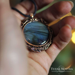 "Saeng" labradorite and bronze pendant