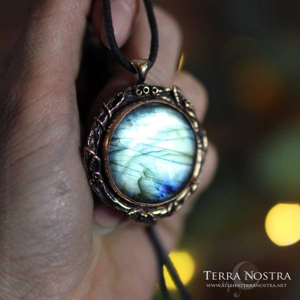 "Saeng" labradorite and bronze pendant