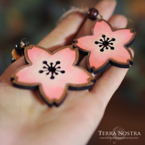 Ornement à suspendre en bois — "Sakura" pendant