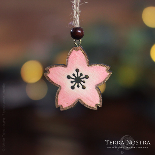 Ornement à suspendre en bois — "Sakura" pendant