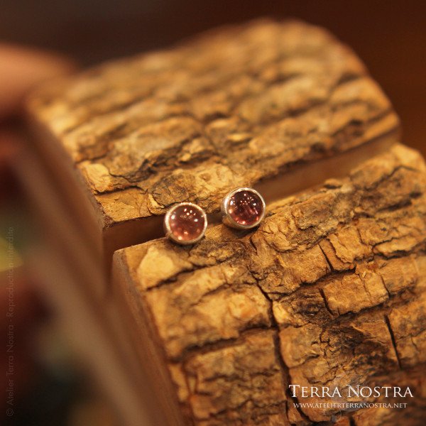 Paire de puces d'oreilles en Tourmaline rose