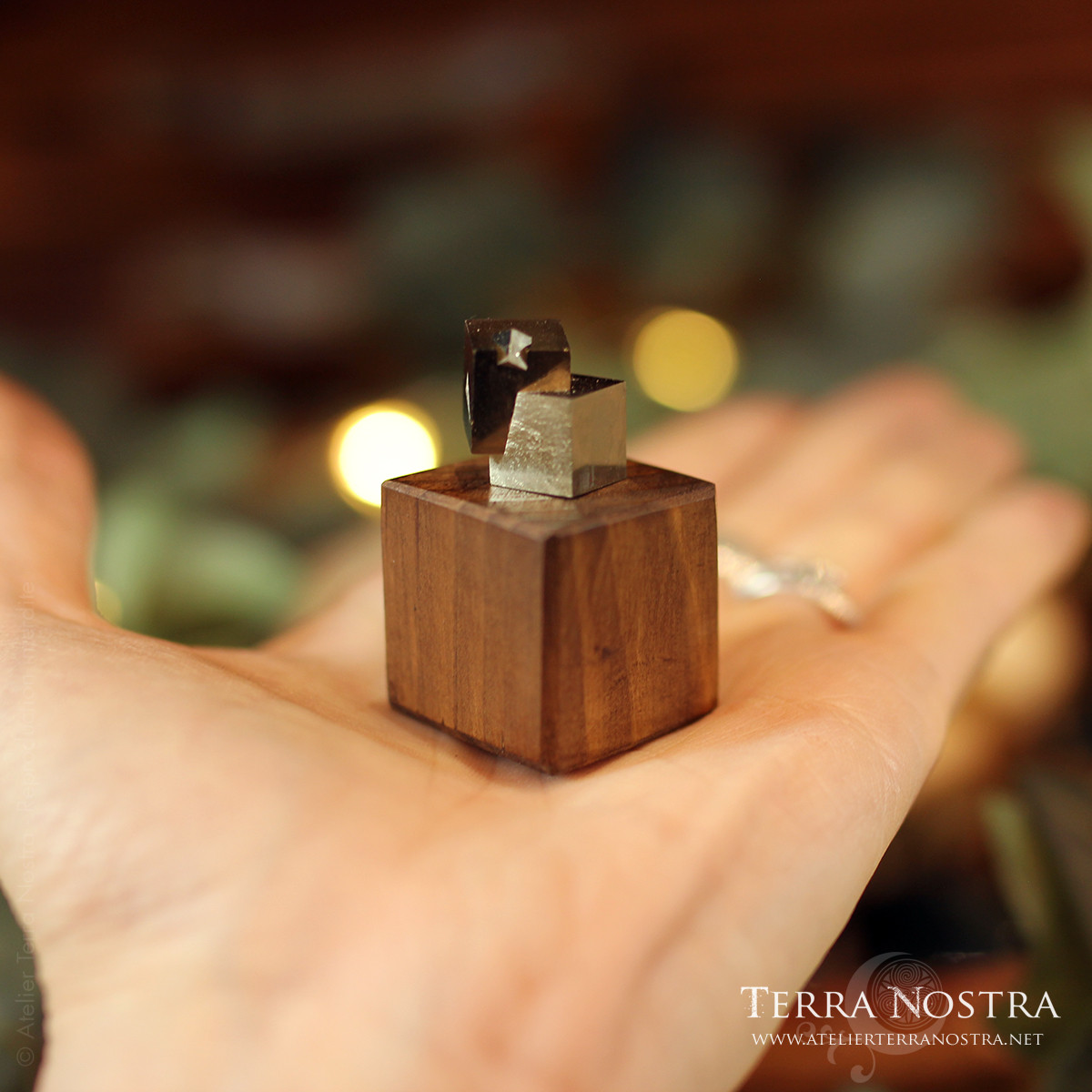 Cubes de pyrite sur socle en bois