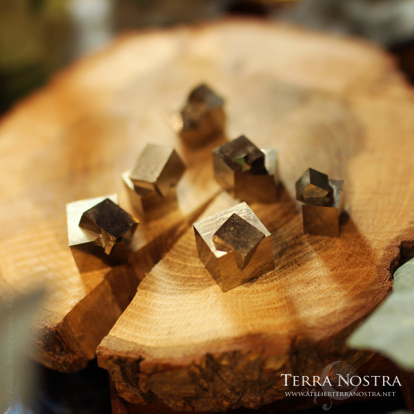 Cubes de pyrite sur socle en bois