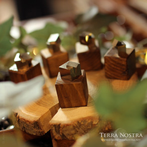 Cubes de pyrite sur socle en bois