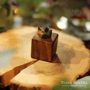 Cubes de pyrite sur socle en bois