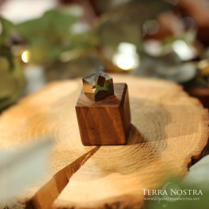 Cubes de pyrite sur socle en bois