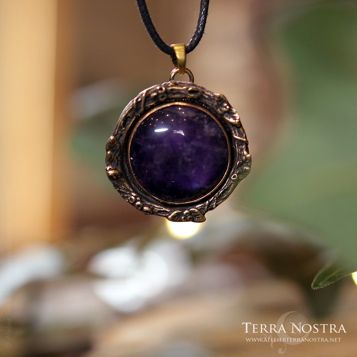 "Shun" bronze and amethyst pendant