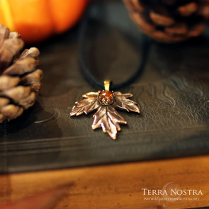 "Kaede" small maple pendant with orange kyanite