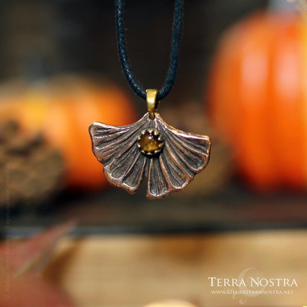 "Kino" small ginkgo pendant with tiger eye