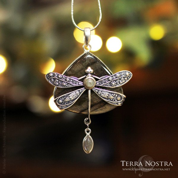 "Odonata Nila" Pendant — Copper Labradorite