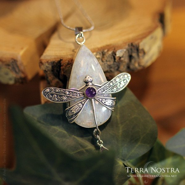"Odonata Nila" Pendant — Rainbow moonstone