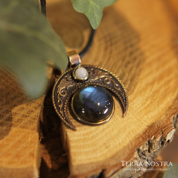 "Skiä" pendant — Labradorite