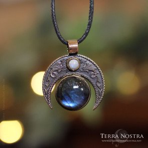 "Skiä" pendant — Labradorite