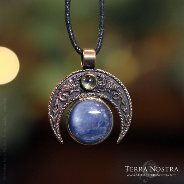 "Skiä" pendant — Kyanite and aquamarine
