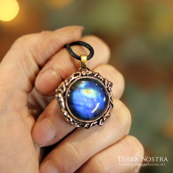 "Sol" bronze and labradorite pendant