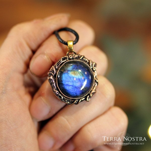 "Sol" bronze and labradorite pendant