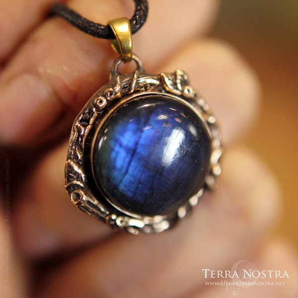 "Sol" bronze and labradorite pendant