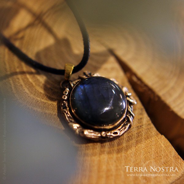 Pendentif "Sol" en bronze et Labradorite bleue