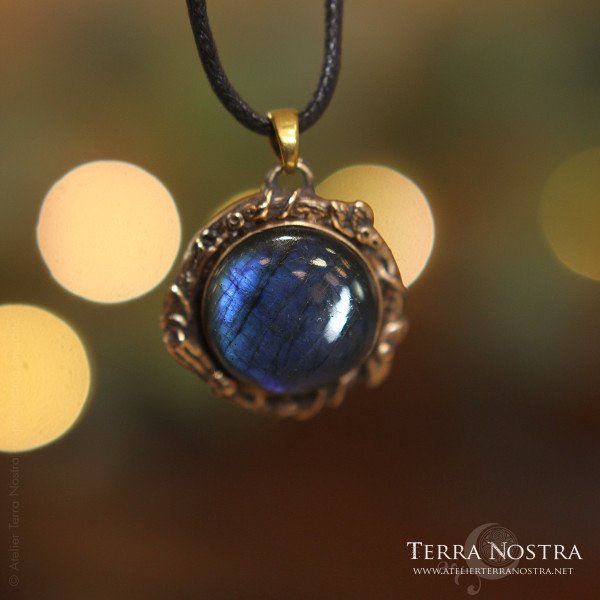 "Sol" bronze and labradorite pendant