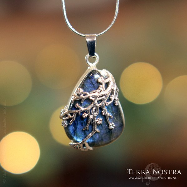 "Primavera" pendant — Blue labradorite