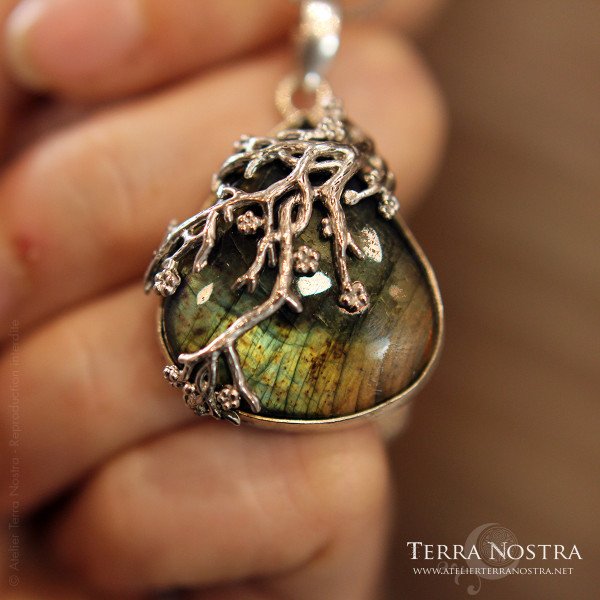 "Primavera" pendant — Copper and green labradorite