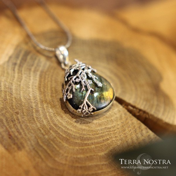 Pendentif "Primavera" — Labradorite verte et cuivrée
