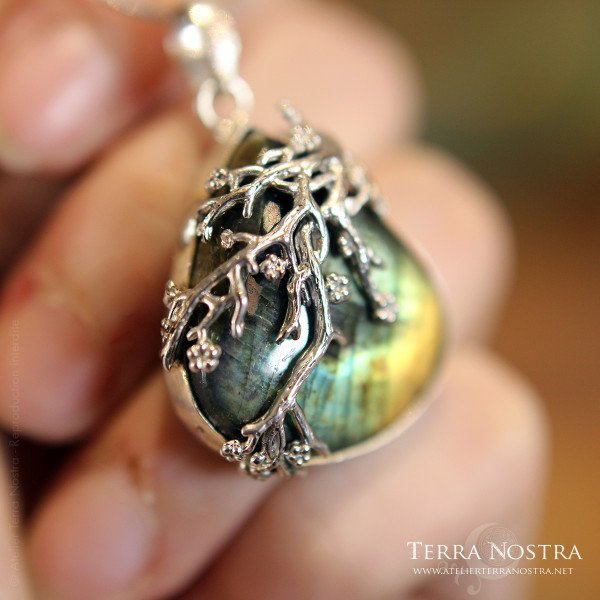 Pendentif "Primavera" — Labradorite verte et cuivrée