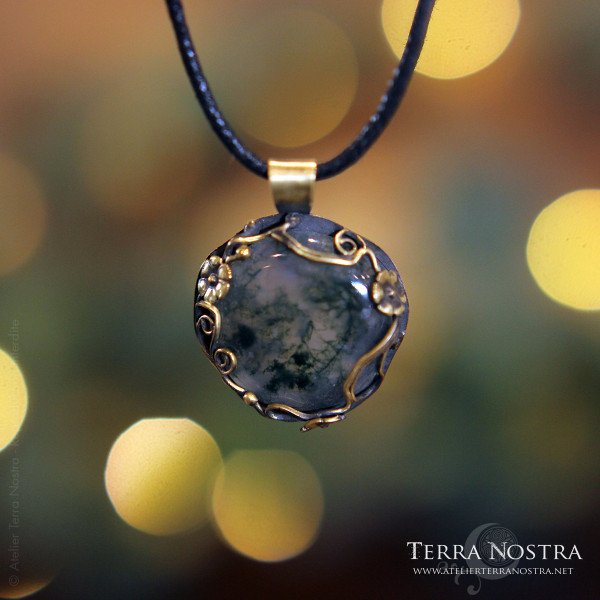 "Hedera" Reversible pendant — Moss agate