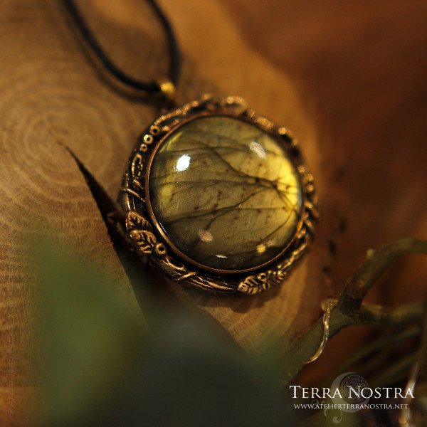"Saeng" labradorite and bronze pendant