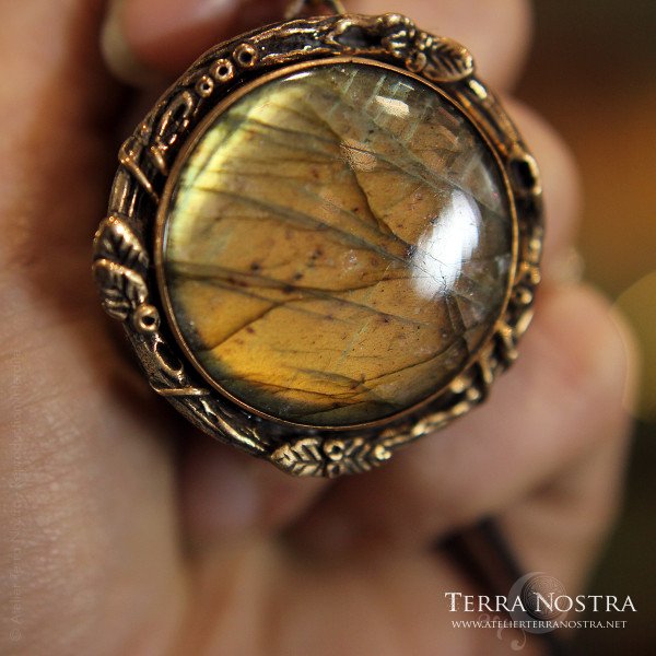 Pendentif "Saeng" en bronze et labradorite