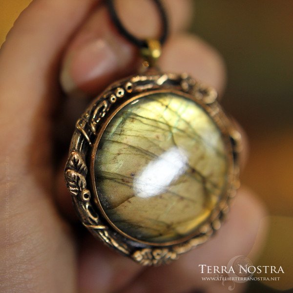 "Saeng" labradorite and bronze pendant
